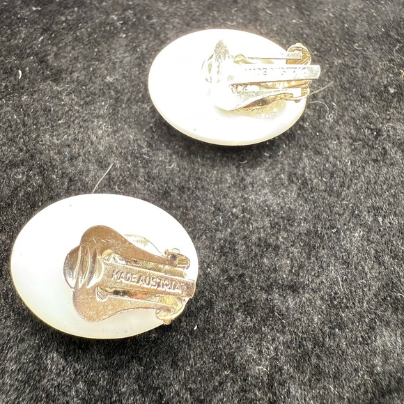 Vintage Austria White Lucite Clip-On Earrings – Retro Round - Picture 2 of 2